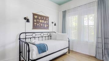 3 makuuhuonetta, memory foam -patjalliset sängyt, työpöytä