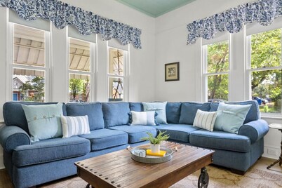 Urban Farmhouse: Sleeps 8, walk to Dining & Drinks