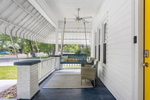 Urban Farmhouse: Sleeps 8, walk to Dining & Drinks