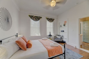 3 quartos, escrivaninha, ferros/tábuas de passar roupa, berço de viagem