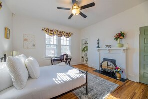 3 chambres, bureau, fer et planche à repasser, lit parapluie