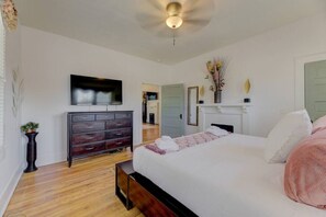 3 soveværelser, skrivebord, strygejern/strygebræt, weekendseng