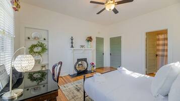 3 bedrooms, desk, iron/ironing board, travel cot