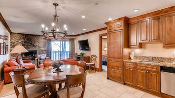 Condo, 1 King Bed (Westwind 201 2BD 2BA Platinum Condo i) | Private kitchen