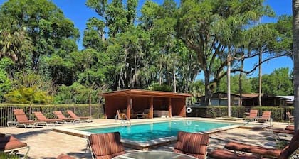 Tropical Resort & Marina on Lake Beresford
