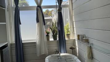 Gallery Room - Private Bathroom | Bathroom | Bathtub, towels