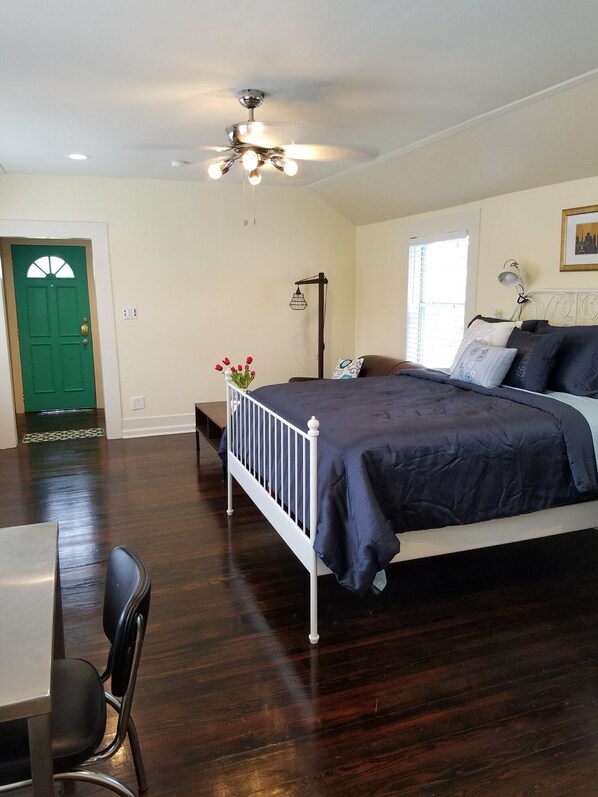 1 habitación, tabla de planchar con plancha, wifi gratis y ropa de cama 