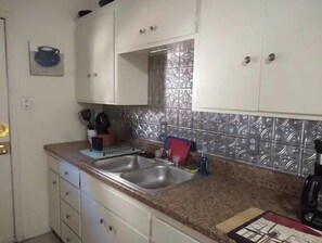 Fridge, microwave, cookware/dishes/utensils - The Roxbury 9 (Albuquerque)