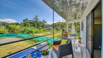 Departamento Deluxe, acceso a la alberca, vista a la alberca | Terraza o patio