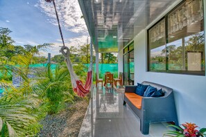 Apartemen Deluks, akses ke kolam renang, pemandangan kolam renang | Teras/patio