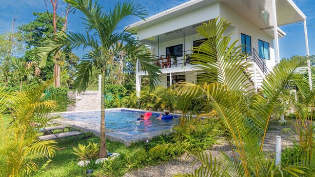 Front of property - Oso Perezoso Pool Villa (Cahuita)