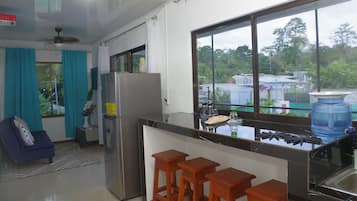 Departamento Deluxe, acceso a la alberca, vista a la alberca | Cocina privada | Refrigerador, microondas, parrilla de estufa y lavavajillas