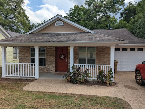 Minutes to Lake Palestine or Pine Dunes Golf Course sleeps 6 & allows pets 