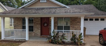 Minutes to Lake Palestine or Pine Dunes Golf Course sleeps 6 & allows pets 