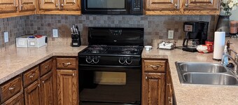 Minutes to Lake Palestine or Pine Dunes Golf Course sleeps 6 & allows pets 