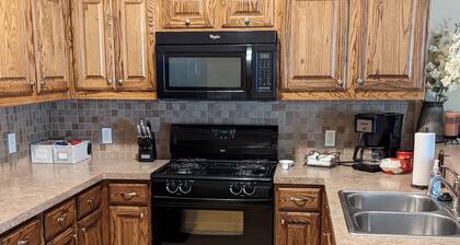 Minutes to Lake Palestine or Pine Dunes Golf Course sleeps 6 & allows pets