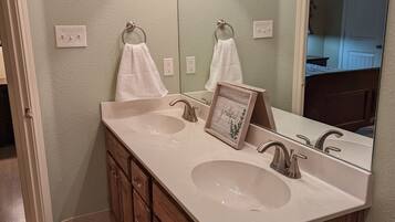 Duschwanne, Haartrockner, Handtücher, Seife