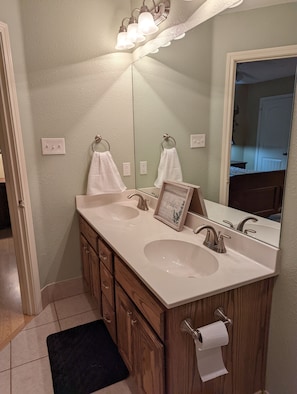 Duschwanne, Haartrockner, Handtücher, Seife