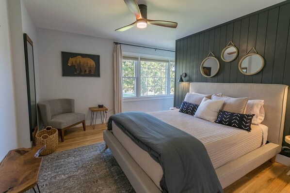 3 habitaciones, tabla de planchar con plancha y cuna de viaje 