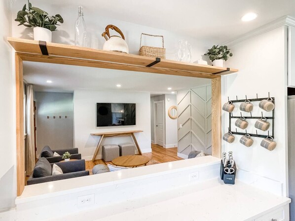 Télévision, cheminée, espaces bureaux