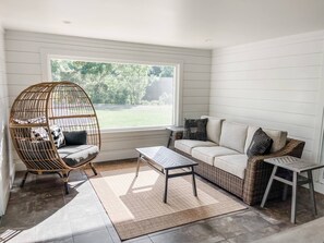 Télévision, cheminée, espaces bureaux