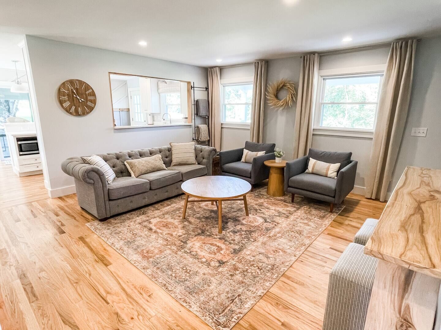 Televisión, chimenea y oficina 