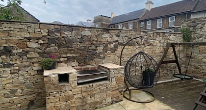 Town villa with charming garden & bbq area