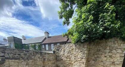 Town villa with charming garden & bbq area