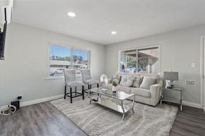 Living area - Entire Apartment in Port Hueneme 3 Mins from Beach (Port Hueneme)