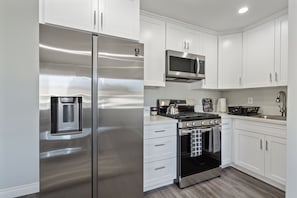 Private kitchen - Entire Apartment in Port Hueneme 3 Mins from Beach (Port Hueneme)