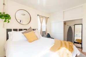 Tabla de planchar con plancha, wifi gratis y ropa de cama 