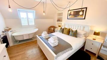 Escritorio, tabla de planchar con plancha, wifi y ropa de cama