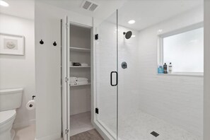 Bathtub, hair dryer, shampoo - Casa Coco: Updated Home Walking Distance to Beach (Jacksonville Beach)