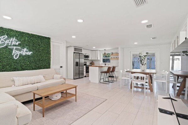 Een televisie en een kantoor