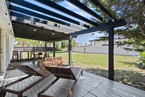 Outdoor dining - Casa Coco: Updated Home Walking Distance to Beach (Jacksonville Beach)