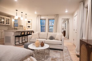 Smart TV - Cottage in the shadow of the stadium! (Fayetteville)