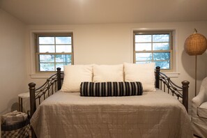 Interior - Cottage in the shadow of the stadium! (Fayetteville)