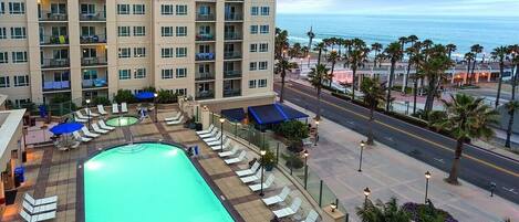 Alberca al aire libre y alberca climatizada