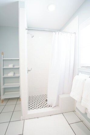 Douche, séchoir à cheveux, serviettes fournies, savon