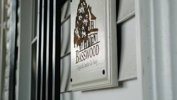 Une pancarte avec l’inscription « Basswood » et la description : « Un lieu paisible et propice à la créativité. »