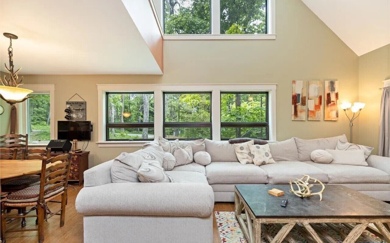 تلفزيون ذكي، مدفأة، ألعاب فيديو، كُتُب