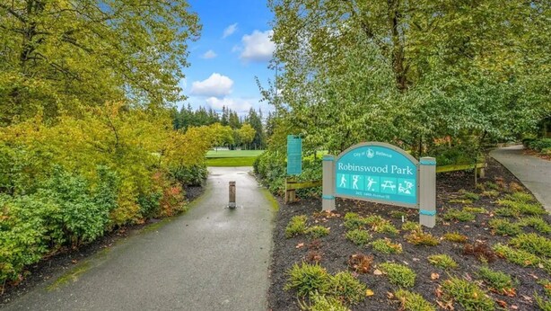 A sign for Robinwood Park with a pathway leading through a landscaped area. - Charming City Home with Professional WFH Setup & AC (Bellevue)