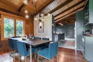 Dining - This house is a 5 bedroom(s), 3 bathrooms, located in Eugene, OR. (Eugene)