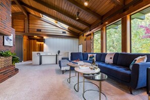 TV, peis, videospill og kontorer