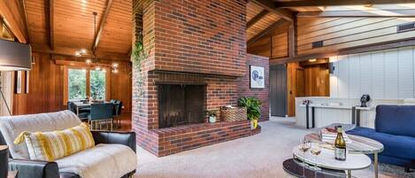 Télévision, cheminée, jeux vidéo, espaces bureaux