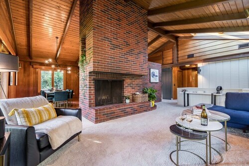 This house is a 5 bedroom(s), 3 bathrooms, located in Eugene, OR.