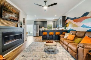 Smart TV, fireplace