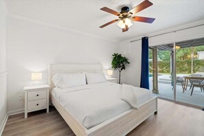 3 chambres, bureau, fer et planche à repasser, lit de bébé portatif