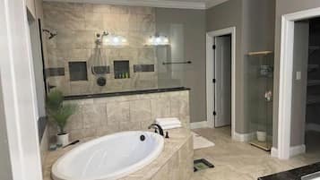 Ensemble douche/baignoire, sĂšche-cheveux, serviettes fournies, savon