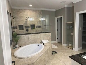 Bañera con ducha, secador de pelo, toallas, jabón